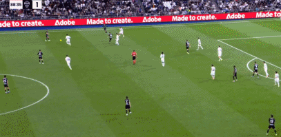 开云体育官网-吕迪格庆祝居莱尔进球时拍打皮塔奇头部，导致小将身体一晃